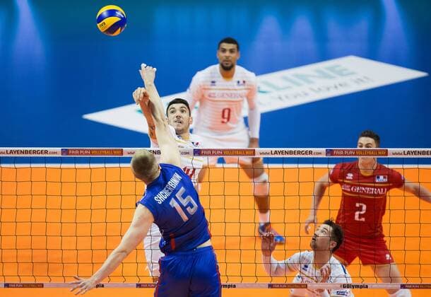 Berlin, Deutschland, 06.01.2016: Volleyball Olympia Qualifikation Männer Maenner 2016 - Spiel 6 Russland - Frankreich. Nicolas Le Goff (France 14) gegen den Block aus Dmitry Shcherbinin (Russia 15)