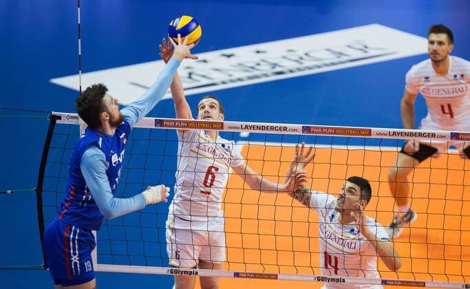 Berlin, Deutschland, 06.01.2016: Volleyball Olympia Qualifikation Männer Maenner 2016 - Spiel 6 Russland - Frankreich. Egor Kliuka (Russia 19) gegen den Block aus Benjamin Toniutti (France 6) und Nicolas Le Goff (France 14)