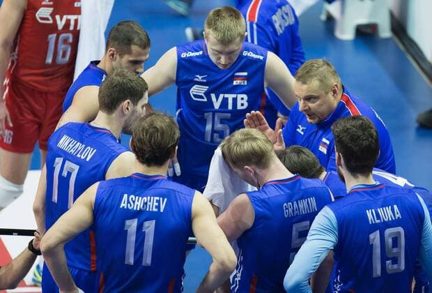 Berlin, Deutschland, 06.01.2016: Volleyball Olympia Qualifikation Männer Maenner 2016 - Spiel 6 Russland - Frankreich. Trainer Vladimir Alekno (Russia) bei einer Auszeit