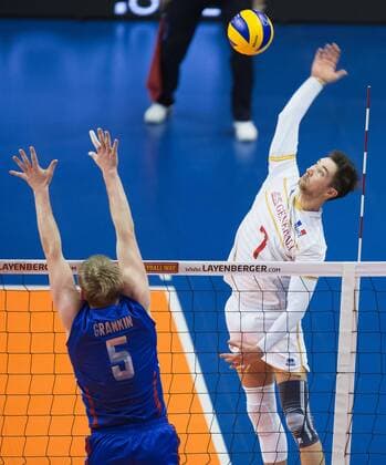 Berlin, Deutschland, 06.01.2016: Volleyball Olympia Qualifikation Männer Maenner 2016 - Spiel 6 Russland - Frankreich. Kevin Tillie (France 7) gegen den Block aus Sergey Grankin (Russia 5)