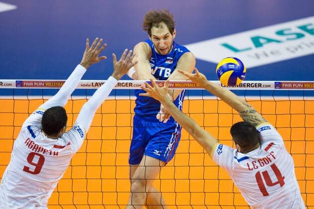 06.01.2016, Max Schmeling Halle, Berlin Volleyball, Olympiaqualifikation, Frankreich (FRA) vs. Russland (RUS) Block Doppelblock Earvin Ngapeth ( 9 FRA), Nicolas Le Goff ( 14 FRA) - Angriff Andrey Ashev ( 11 RUS)