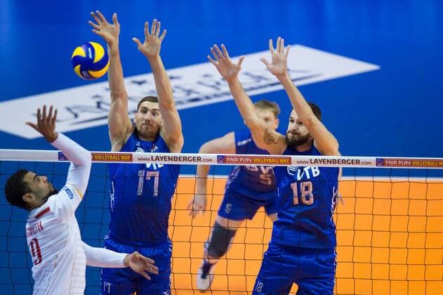 06.01.2016, Max Schmeling Halle, Berlin Volleyball, Olympiaqualifikation, Frankreich (FRA) vs. Russland (RUS) Angriff Earvin Ngapeth ( 9 FRA) - Block Doppelblock Maxim Mikhaylov ( 17 RUS), Alexander Volkov ( 18 RUS)