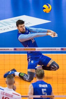 06.01.2016, Max Schmeling Halle, Berlin Volleyball, Olympiaqualifikation, Frankreich (FRA) vs. Russland (RUS) Annahme Egor Kliuka ( 19 RUS)