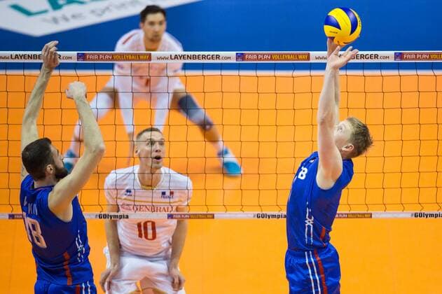 06.01.2016, Max Schmeling Halle, Berlin Volleyball, Olympiaqualifikation, Frankreich (FRA) vs. Russland (RUS) Alexander Volkov ( 18 RUS), Zuspiel Sergey Grankin ( 5 RUS)