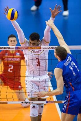 06.01.2016, Max Schmeling Halle, Berlin Volleyball, Olympiaqualifikation, Frankreich (FRA) vs. Russland (RUS) Block Earvin Ngapeth ( 9 FRA) - Angriff Maxim Mikhaylov ( 17 RUS)