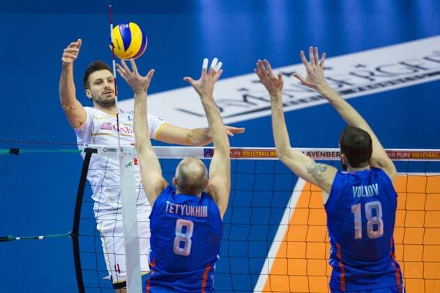 06.01.2016, Max Schmeling Halle, Berlin Volleyball, Olympiaqualifikation, Frankreich (FRA) vs. Russland (RUS) Angriff Antonin Rouzier ( 4 FRA) - Block Doppelblock Sergey Tetyukhin ( 8 RUS), Alexander Volkov ( 18 RUS)