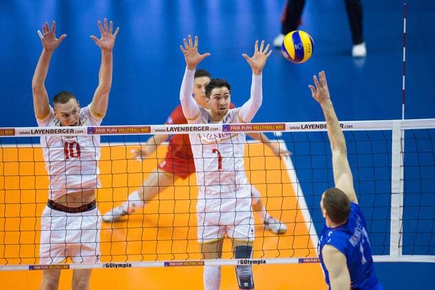06.01.2016, Max Schmeling Halle, Berlin Volleyball, Olympiaqualifikation, Frankreich (FRA) vs. Russland (RUS) Block Doppelblock Kevin Le Roux ( 10 FRA), Kevin Tillie ( 7 FRA) - Angriff Maxim Mikhaylov ( 17 RUS)