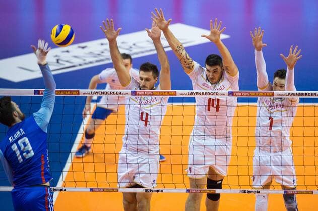 06.01.2016, Max Schmeling Halle, Berlin Volleyball, Olympiaqualifikation, Frankreich (FRA) vs. Russland (RUS) Angriff Egor Kliuka ( 19 RUS) - Block Dreierblock Antonin Rouzier ( 4 FRA), Nicolas Le Goff ( 14 FRA), Kevin Tillie ( 7 FRA)