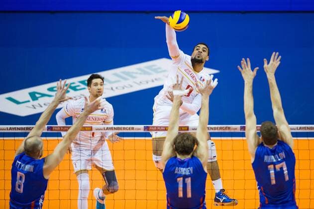 06.01.2016, Max Schmeling Halle, Berlin Volleyball, Olympiaqualifikation, Frankreich (FRA) vs. Russland (RUS) Angriff Earvin Ngapeth ( 9 FRA) - Block Dreierblock Sergey Tetyukhin ( 8 RUS), Andrey Ashev ( 11 RUS), Maxim Mikhaylov ( 17 RUS)