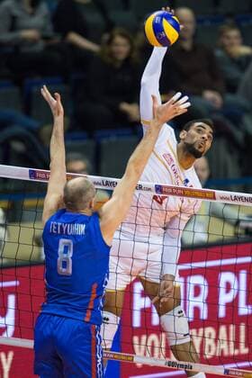 06.01.2016, Max Schmeling Halle, Berlin Volleyball, Olympiaqualifikation, Frankreich (FRA) vs. Russland (RUS) Block Sergey Tetyukhin ( 8 RUS) - Angriff Earvin Ngapeth ( 9 FRA)