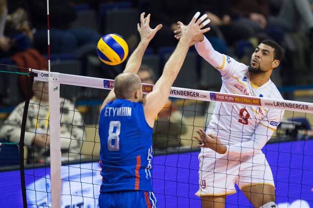 06.01.2016, Max Schmeling Halle, Berlin Volleyball, Olympiaqualifikation, Frankreich (FRA) vs. Russland (RUS) Block Sergey Tetyukhin ( 8 RUS) - Angriff Earvin Ngapeth ( 9 FRA)