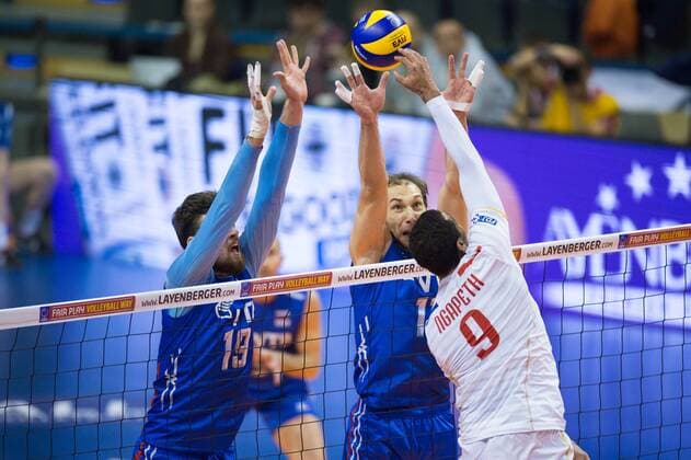 06.01.2016, Max Schmeling Halle, Berlin Volleyball, Olympiaqualifikation, Frankreich (FRA) vs. Russland (RUS) Block Doppelblock Egor Kliuka ( 19 RUS), Andrey Ashev ( 11 RUS) - Angriff Earvin Ngapeth ( 9 FRA)