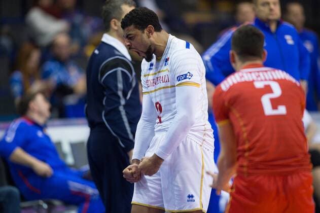 06.01.2016, Max Schmeling Halle, Berlin Volleyball, Olympiaqualifikation, Frankreich (FRA) vs. Russland (RUS) Jubel Earvin Ngapeth ( 9 FRA), Jenia Grebennikov ( 2 FRA)