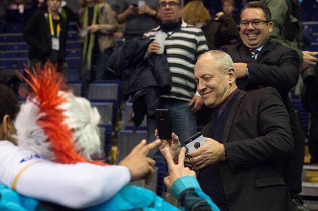 06.01.2016, Max Schmeling Halle, Berlin Volleyball, Olympiaqualifikation, Frankreich (FRA) vs. Russland (RUS) Fernando Lima (Generalsekretaer FIVB) macht Fotos mit Fans