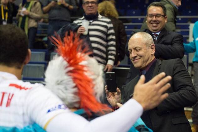 06.01.2016, Max Schmeling Halle, Berlin Volleyball, Olympiaqualifikation, Frankreich (FRA) vs. Russland (RUS) Fernando Lima (Generalsekretaer FIVB) macht Fotos mit Fans