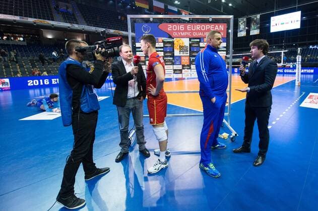 06.01.2016, Max Schmeling Halle, Berlin Volleyball, Olympiaqualifikation, Frankreich (FRA) vs. Russland (RUS) Jenia Grebennikov ( 2 FRA), Vladimir Alekno (Trainer RUS) im Interview TV Fernsehen Medien