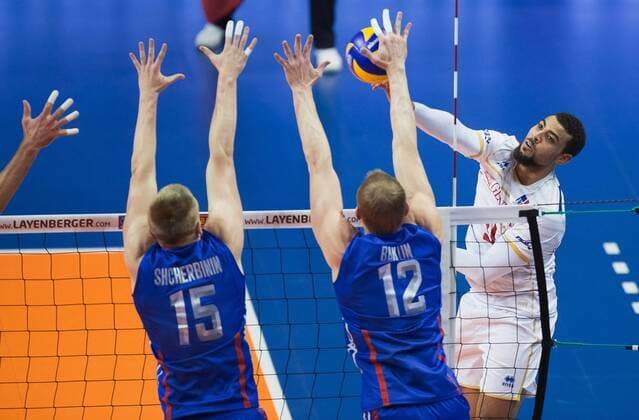 Berlin, Deutschland, 06.01.2016: Volleyball Olympia Qualifikation Männer Maenner 2016 - Spiel 6 Russland - Frankreich. Earvin Ngapeth (France 9) gegen den Block aus Dmitry Shcherbinin (Russia 15) und Konstyantin Bakun (Russia 12)
