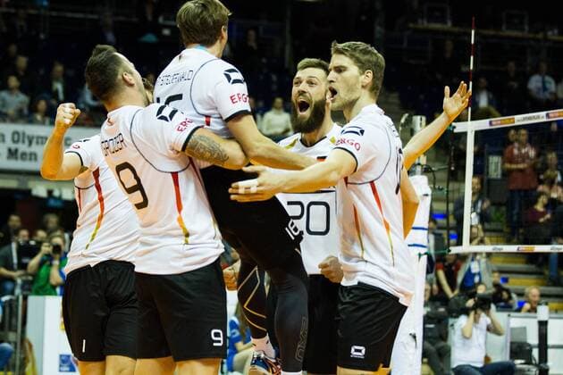 Berlin Jubel Gyorgy Georg Grozer ( 9, Deutschland Germany) hebt Patrick Steuerwald ( 16, Deutschland Germany) hoch, daneben Philipp Collin ( 20, Deutschland Germany) und Christian Duennes Duennes ( 10, Deutschland Germany) ; 2016 CEV Volleyball European Olympic Qualification Berlin, Max-Schmeling-Halle, Berlin Deutschland Germany, 20160106 Partie (match): Deutschland gegen Serbien (Germany vs Serbia) ; Copyright: Wuechner Eibner-Pressefoto EP_NWR
