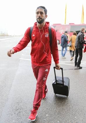Mehdi BENATIA, FCB 5 bei der Ankunft und Check-in am Franz-Josef-Strauss Flughafen Der FC BAYERN MUENCHEN fliegt ins Trainingslager nach Doha, Katar Fussball 1. Bundesliga , Muenchen, am 06.01.2016, Saison 2015 2016, 1.Liga, 1.Bundesliga, FCB