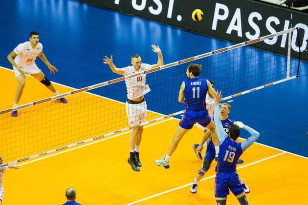 Berlin block ready but no ball in the zone: Kevin Le Rou ( 10, Frankreich France) ; 2016 CEV Volleyball European Olympic Qualification Berlin, Max-Schmeling-Halle, Berlin Deutschland Germany, 20160106 Partie (match): Frankreich gegen Russland (France vs Russia); Copyright: Wuechner Eibner-Pressefoto EP_NWR