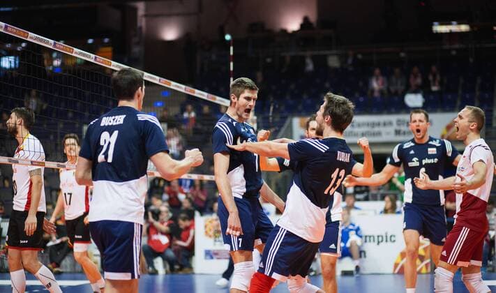 Berlin, Deutschland, 07.01.2016: Volleyball Olympia Qualifikation Männer Maenner 2016 - Spiel 7 Polen - Belgien. Rafal Buszek (Poland 21), Karol Klos (Poland 7) und Michal Kubiak (Poland 13) jubeln