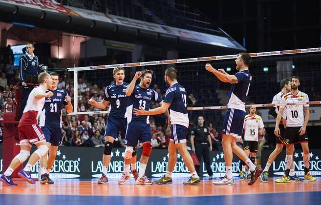 Berlin, Deutschland, 07.01.2016: Volleyball Olympia Qualifikation Männer Maenner 2016 - Spiel 7 Polen - Belgien. Jubel Polen v.li. Pawel Zatorski (Poland 17), Rafal Buszek (Poland 21), Mateusz Bieniek (Poland 9), Michal Kubiak (Poland 13), Grzegorz Lomacz (Poland 12), Bartosz Kurek (Poland 6)