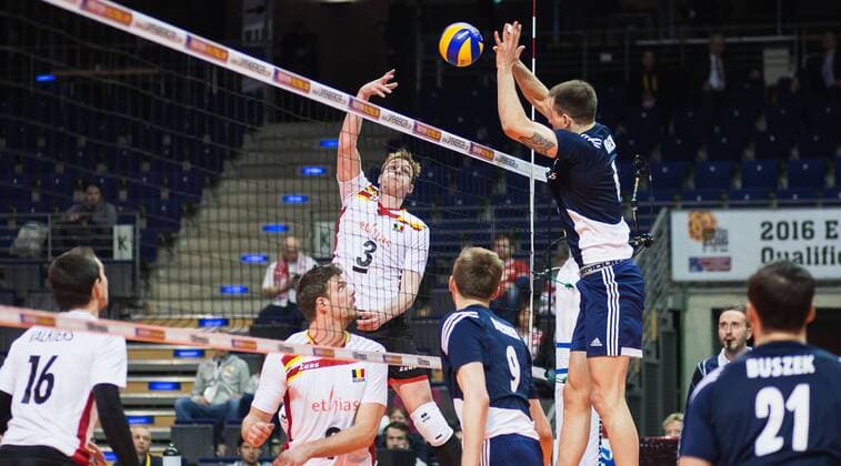 Berlin, Deutschland, 07.01.2016: Volleyball Olympia Qualifikation Männer Maenner 2016 - Spiel 7 Polen - Belgien. Sam Deroo (Belgium 3) gegen den Block aus Bartosz Kurek (Poland 6)