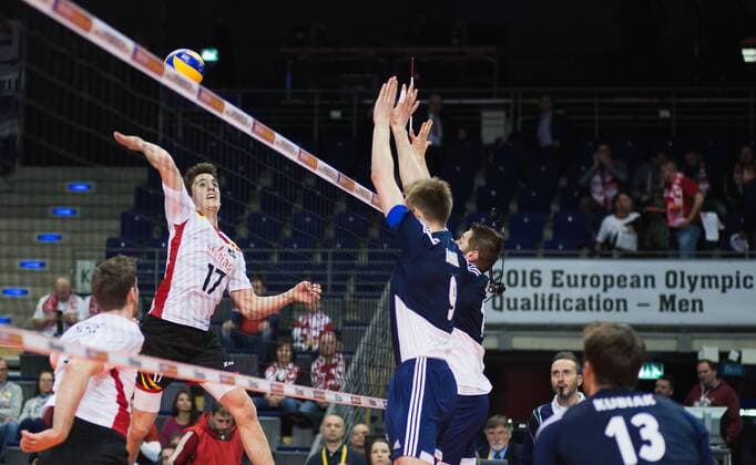 Berlin, Deutschland, 07.01.2016: Volleyball Olympia Qualifikation Männer Maenner 2016 - Spiel 7 Polen - Belgien. Tomas Rousseaux (Belgium 17) gegen den Block aus Mateusz Bieniek (Poland 9) und Grzegorz Lomacz (Poland 12)