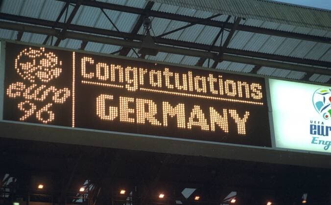 Europameisterschaft 1996 Finale: Deutschland - Tschechien 2:1 . 30.06.1996 Anzeigetafel Congratulations Germany HM