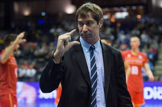 07.01.2016, Max Schmeling Halle, Berlin Volleyball, Olympiaqualifikation, Frankreich (FRA) vs. Finnland (FIN) Laurent Tillie (Trainer Coach FRA) will Videochallenge Video Challenge Videocheck