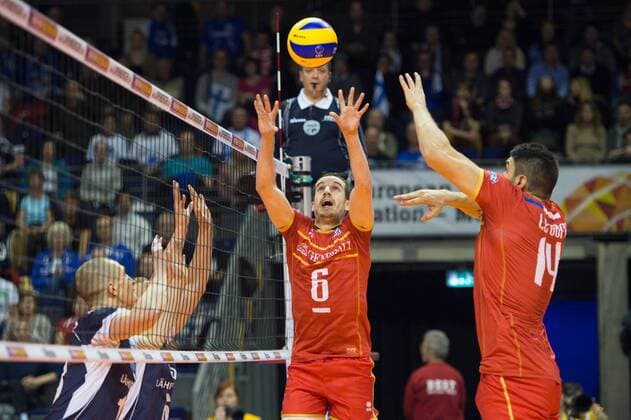 07.01.2016, Max Schmeling Halle, Berlin Volleyball, Olympiaqualifikation, Frankreich (FRA) vs. Finnland (FIN) Zuspiel Benjamin Toniutti ( 6 FRA), Nicolas Le Goff ( 14 FRA)