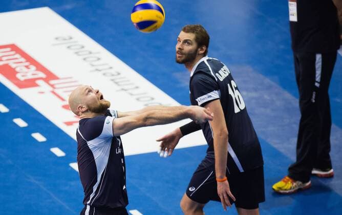 Berlin, Deutschland, 07.01.2016: Volleyball Olympia Qualifikation Männer Maenner 2016 - Spiel 9 Finnland - Frankreich. Antti Siltala (Finland 5) und Oli-Pekka Ojansivu (Finland 16)