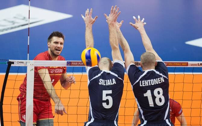 Berlin, Deutschland, 07.01.2016: Volleyball Olympia Qualifikation Männer Maenner 2016 - Spiel 9 Finnland - Frankreich. Antonin Rouzier (France 4) gegen den Block aus Antti Siltala (Finland 5) und Jukka Lehtonen (Finland 18)