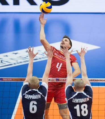 Berlin, Deutschland, 07.01.2016: Volleyball Olympia Qualifikation Männer Maenner 2016 - Spiel 9 Finnland - Frankreich. Antonin Rouzier (France 4) gegen den Block aus Niklas Seppänen Seppaenen (Finland 6) und Jukka Lehtonen (Finland 18)
