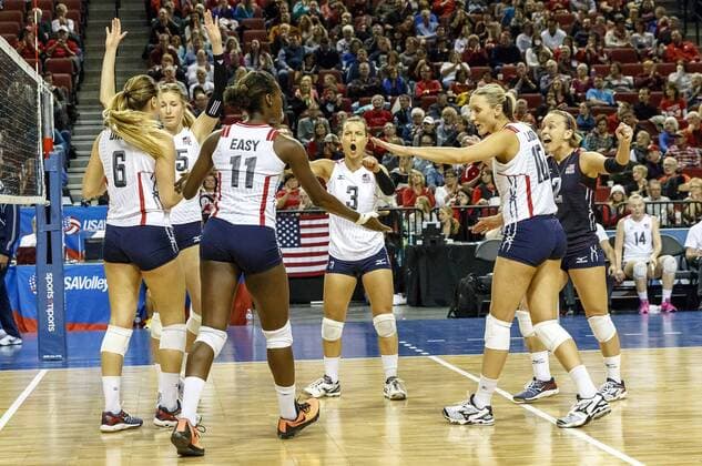 Volleyball, Damen, USA - Kanada January 07, 2016 - Lincoln, NE U.S. - United States teammates celebrate a late point in the 3rd set in action during a NORCECA Women s Continental Olympic Qualification Tournament match between United States and Canada at Pinnacle Bank Arena in Lincoln, NE...United States won 25-18, 25-18 and 25-15. 2016 Women s NORCECA Continental Olympic Qualification Tournament: United States vs Canada JAN 07 - ZUMAc04_