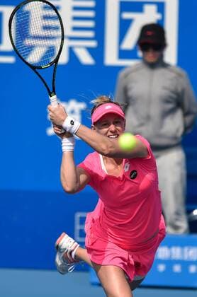 (160108) -- SHENZHEN, Jan. 8, 2016 -- Alison Riske of the United States hits a return against Timea Babos of Hungary during the semifinal of the 2016 WTA Tennis Damen Shenzhen Open Tennis Tournament in Shenzhen, south China s Guangdong Province, Jan. 8, 2016. Riske won 2-0. ) (SP)CHINA-SHENZHEN-TENNIS-SHENZHEN OPEN MaoxSiqian 