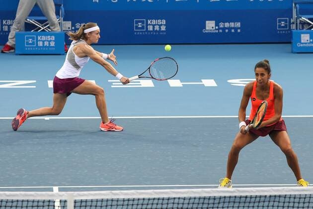 SHENZHEN, CHINA - JANUARY 08: (CHINA OUT) Cagla Buyukakcay (R) of Turkey and Alexandra Krunic of Serbia return a shot against Xu Yifan and Zheng Saisai of China in Women s doubles semi-final match during Day six of 2016 WTA Tennis Damen Shenzhen Open at Longgang Sports Center on January 8, 2016 in Shenzhen, Guangdong Province of China.  CFP477926688 