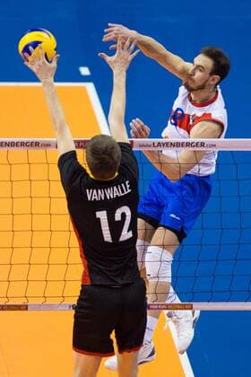 08.01.2016, Max Schmeling Halle, Berlin Volleyball, Olympiaqualifikation, Serbien (SRB) vs. Belgien (BEL) Block Gert van Walle ( 12 BEL) - Angriff Marko Ivovic ( 8 SRB)