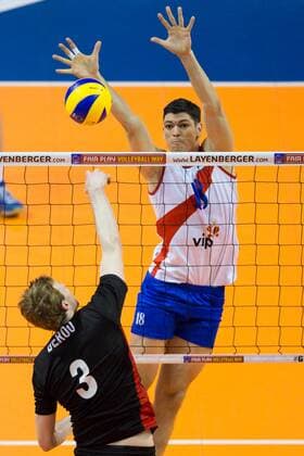 08.01.2016, Max Schmeling Halle, Berlin Volleyball, Olympiaqualifikation, Serbien (SRB) vs. Belgien (BEL) Angriff Sam Deroo ( 3 BEL) - Block Marko Podrascanin ( 18 SRB)