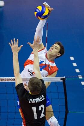 08.01.2016, Max Schmeling Halle, Berlin Volleyball, Olympiaqualifikation, Serbien (SRB) vs. Belgien (BEL) Angriff Aleksandar Atanasijevic ( 14 SRB) - Block Gert van Walle ( 12 BEL)