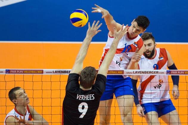 08.01.2016, Max Schmeling Halle, Berlin Volleyball, Olympiaqualifikation, Serbien (SRB) vs. Belgien (BEL) Block Pieter Verhees ( 9 BEL) - Angriff Marko Podrascanin ( 18 SRB)