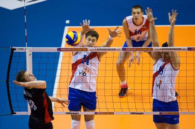 08.01.2016, Max Schmeling Halle, Berlin Volleyball, Olympiaqualifikation, Serbien (SRB) vs. Belgien (BEL) Angriff Seppe Baetens ( 18 BEL) - Block Doppelblock Aleksandar Atanasijevic ( 14 SRB), Marko Podrascanin ( 18 SRB)