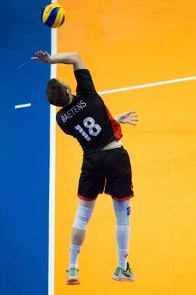 08.01.2016, Max Schmeling Halle, Berlin Volleyball, Olympiaqualifikation, Serbien (SRB) vs. Belgien (BEL) Aufschlag Service Seppe Baetens ( 18 BEL)