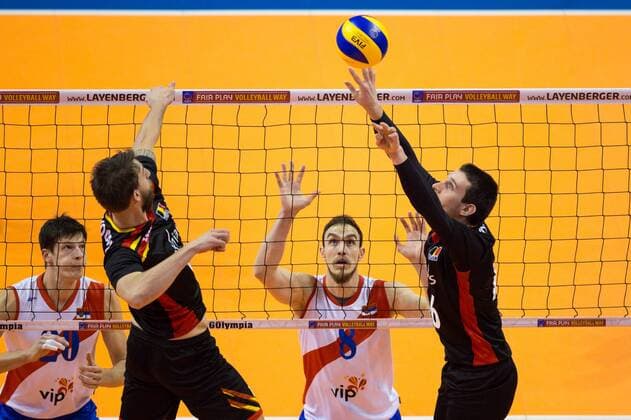 08.01.2016, Max Schmeling Halle, Berlin Volleyball, Olympiaqualifikation, Serbien (SRB) vs. Belgien (BEL) Srecko Lisinac ( 20 SRB), Marko Ivovic ( 8 SRB) - Pieter Verhees ( 9 BEL), Zuspiel Matthias Valkiers ( 16 BEL)