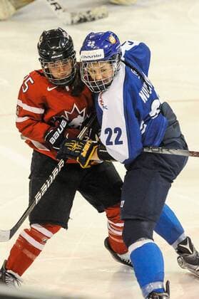 GER, Frauen Eishockey, Nations Cup 2016, Finale, Kanada (rot) vs Finnland (blau) 07.01.2016, BLZ Arena, Fuessen,GER, Frauen Eishockey, Nations Cup 2016, Finale, Kanada (rot) vs Finnland (blau), im Bild Melodie DAOUST 15 (CAN), Emma NUUTINEN 22 (FIN) nphxHafner