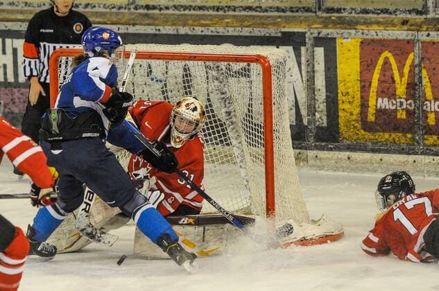 GER, Frauen Eishockey, Nations Cup 2016, Finale, Kanada (rot) vs Finnland (blau) 07.01.2016, BLZ Arena, Fuessen,GER, Frauen Eishockey, Nations Cup 2016, Finale, Kanada (rot) vs Finnland (blau), im Bild Rosa LINDSTEDT 4 (FIN), Amanda LAVEILLE 31 (CAN), Shelby BRAM 17 (CAN) nphxHafner
