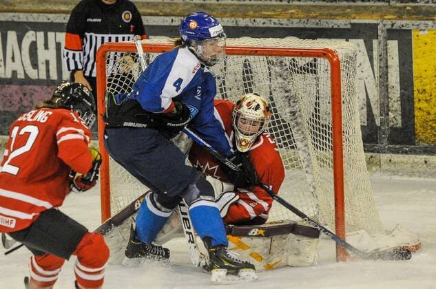 GER, Frauen Eishockey, Nations Cup 2016, Finale, Kanada (rot) vs Finnland (blau) 07.01.2016, BLZ Arena, Fuessen,GER, Frauen Eishockey, Nations Cup 2016, Finale, Kanada (rot) vs Finnland (blau), im Bild Katelyn GOSLING 12 (CAN), Rosa LINDSTEDT 4 (FIN), Amanda LAVEILLE 31 (CAN) nphxHafner