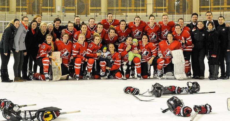 GER, Frauen Eishockey, Nations Cup 2016, Finale, Kanada (rot) vs Finnland (blau) 07.01.2016, BLZ Arena, Fuessen,GER, Frauen Eishockey, Nations Cup 2016, Finale, Kanada (rot) vs Finnland (blau), im Bild Team CANADA nphxHafner