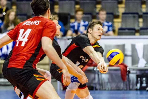 Annahme BAETENS Seppe ( 18 Belgien) - DEROO Sam (c) ( 3 Belgien) und RIBBENS Jelle ( 14 Belgien) schauen zu GER, Berlin, Volleyball, Europa, CEV, Olympia-Qualifikation, Turnier, 08.01.2016, Max-Schmeling-Halle, Serbien - Belgien