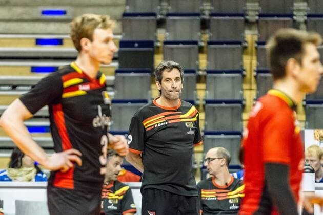 belgischer Trainer BAEYENS Dominique (head coach Belgien) mit Kapitän DEROO Sam (c) ( 3 Belgien re) GER, Berlin, Volleyball, Europa, CEV, Olympia-Qualifikation, Turnier, 08.01.2016, Max-Schmeling-Halle, Serbien - Belgien